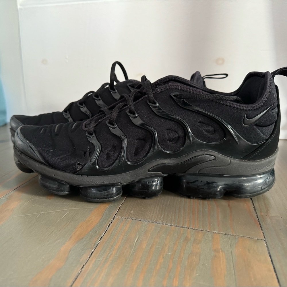 2 PAIR of NIKE men’s shoes sold together as a set